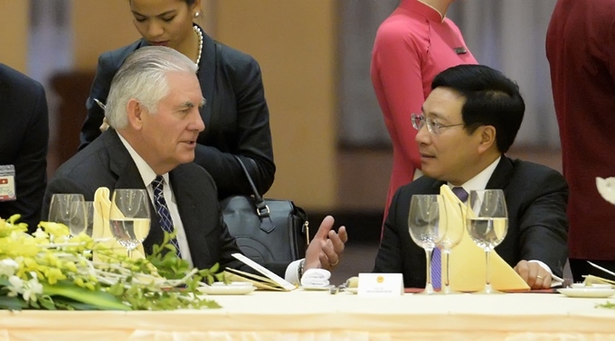 Ngoại trưởng Mỹ thăm di tích nhà tù Hỏa Lò, chùa Trấn Quốc