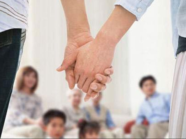 Mẹ chồng làm rơi mâm lễ, quay mặt đi khi vừa gặp thông gia