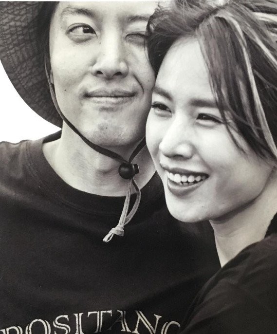 Jo Yoon Hee khoe ảnh bụng bầu bên chồng Lee Dong Gun: Thoát mác con ghẻ quốc dân vì quá hạnh phúc! Jo Yoon Hee khoe ảnh bụng bầu bên chồng Lee Dong Gun: Thoát mác con ghẻ quốc dân vì quá hạnh phúc!