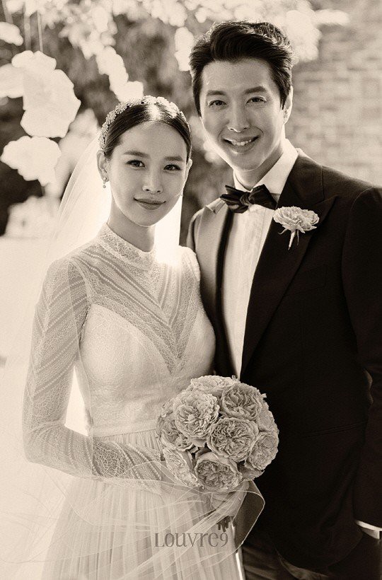 Jo Yoon Hee khoe ảnh bụng bầu bên chồng Lee Dong Gun: Thoát mác con ghẻ quốc dân vì quá hạnh phúc! Jo Yoon Hee khoe ảnh bụng bầu bên chồng Lee Dong Gun: Thoát mác con ghẻ quốc dân vì quá hạnh phúc!