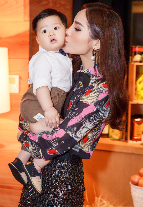 Kỳ Duyên đón sinh nhật bên bố mẹ và bạn bè thân