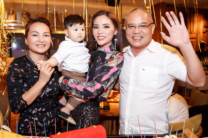 Kỳ Duyên đón sinh nhật bên bố mẹ và bạn bè thân