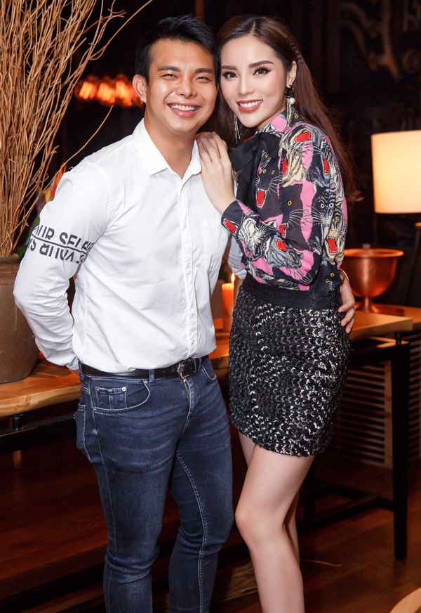 Kỳ Duyên đón sinh nhật bên bố mẹ và bạn bè thân