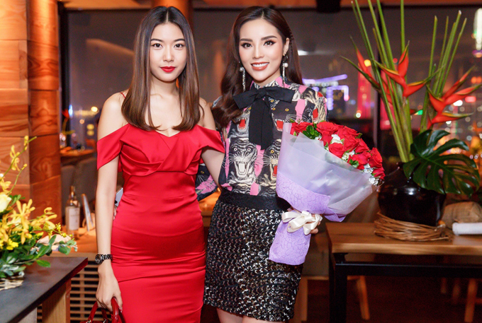 Kỳ Duyên đón sinh nhật bên bố mẹ và bạn bè thân