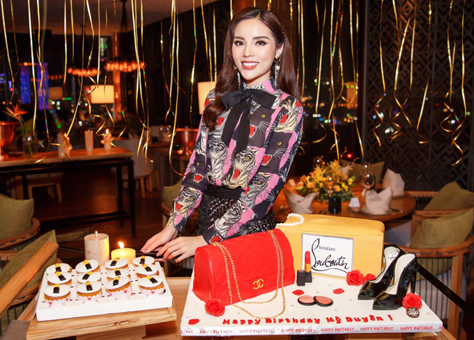 Kỳ Duyên đón sinh nhật bên bố mẹ và bạn bè thân
