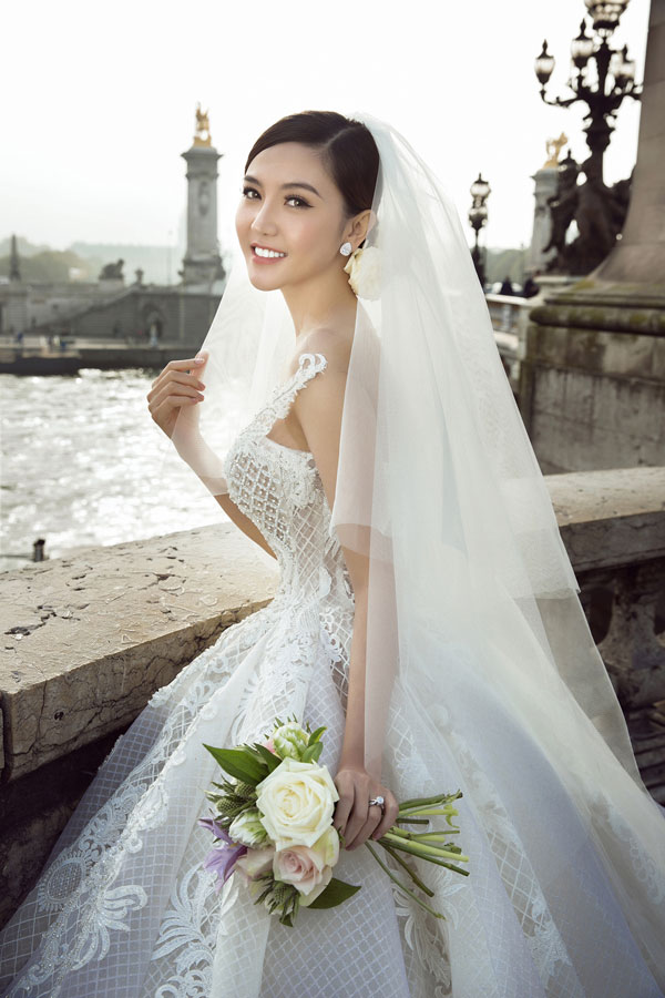 Ngọc Duyên sang Pháp chụp ảnh cưới với bạn trai hơn 18 tuổi