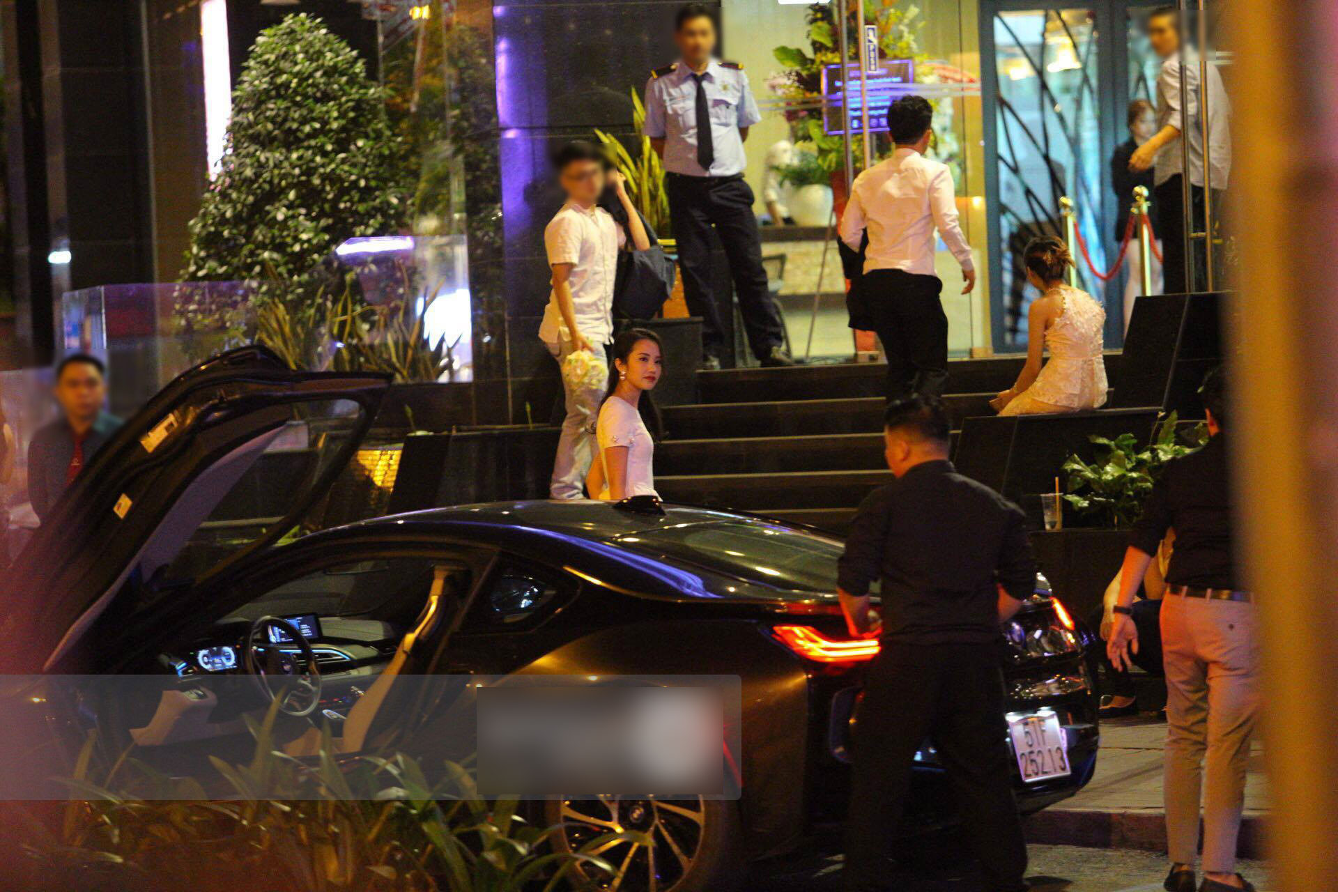 Bắt gặp Phan Thành - Xuân Thảo nắm tay tình tứ sau tiệc sinh nhật