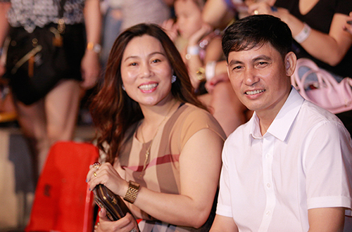 Chân dung mẹ trẻ đẹp, sành điệu của Sơn Tùng M-TP Chân dung mẹ trẻ đẹp, sành điệu của Sơn Tùng M-TP