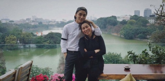 Chân dung mẹ trẻ đẹp, sành điệu của Sơn Tùng M-TP Chân dung mẹ trẻ đẹp, sành điệu của Sơn Tùng M-TP