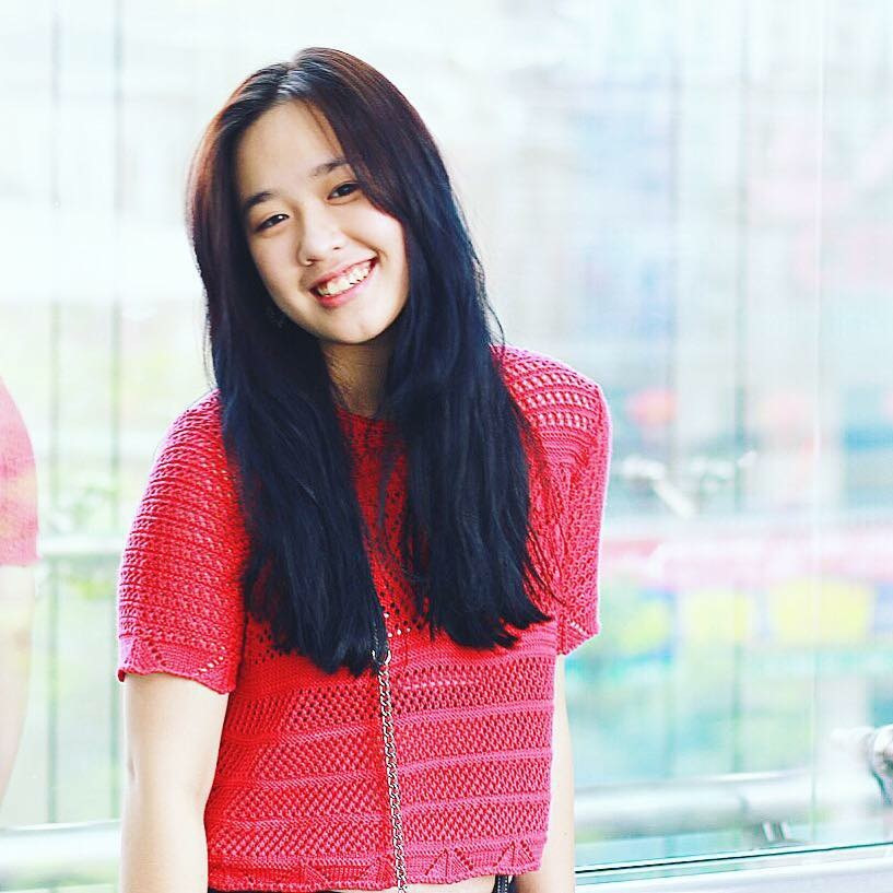 Nữ sinh tặng hoa Tổng thống Donald Trump khoá Facebook vì sợ bị chú ý