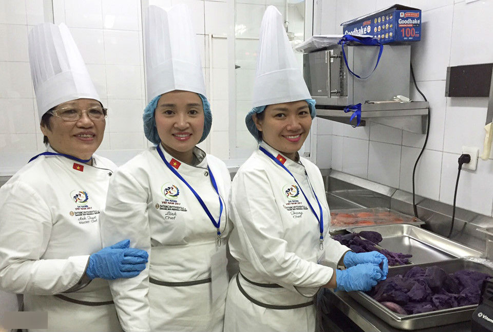 Ba mẹ con cùng nấu tiệc trưa cho các nhà lãnh đạo APEC