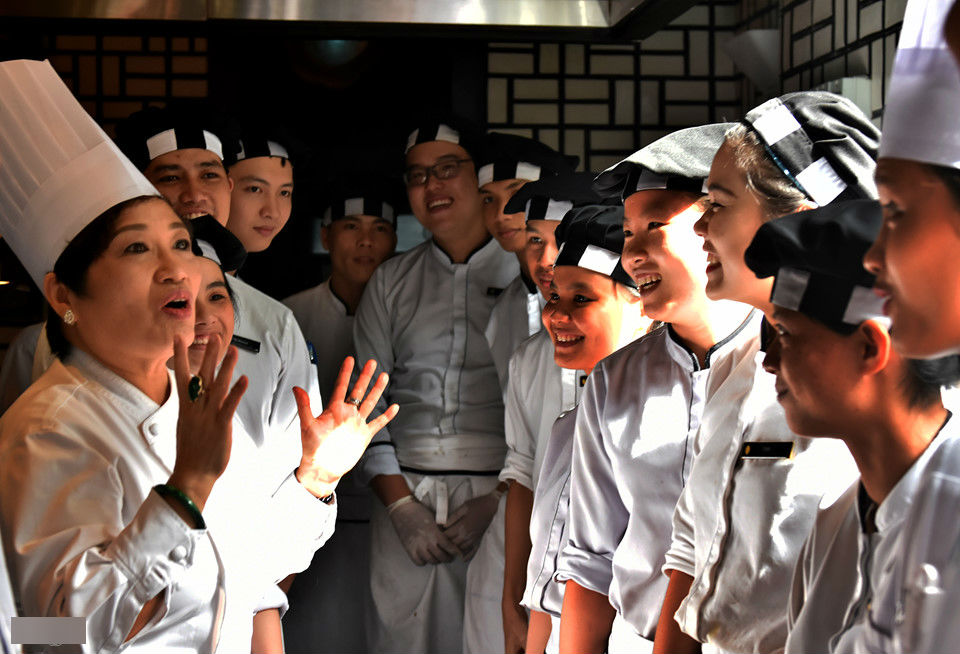 Ba mẹ con cùng nấu tiệc trưa cho các nhà lãnh đạo APEC