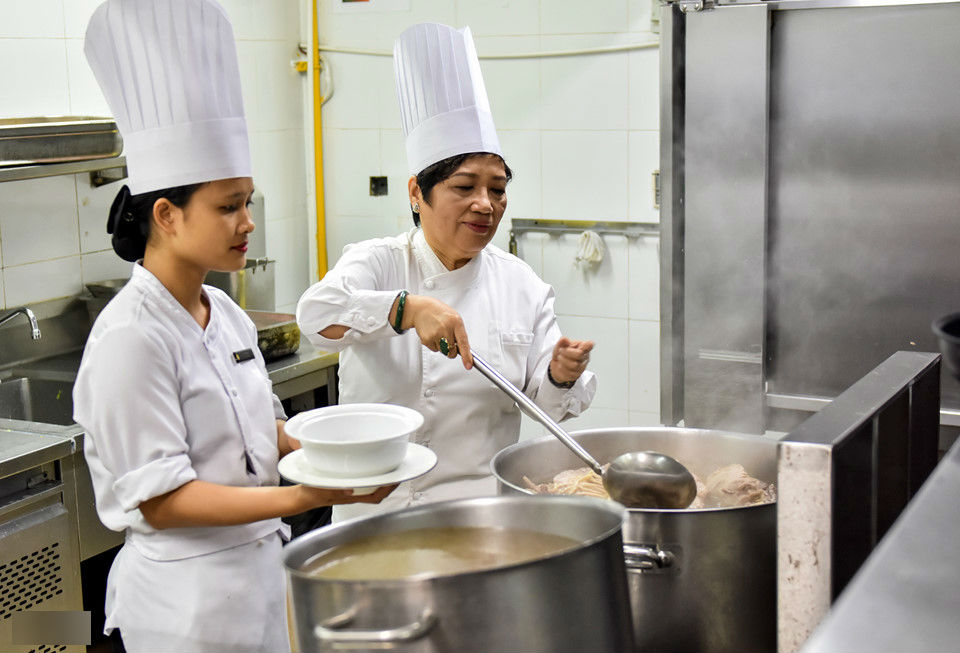 Ba mẹ con cùng nấu tiệc trưa cho các nhà lãnh đạo APEC