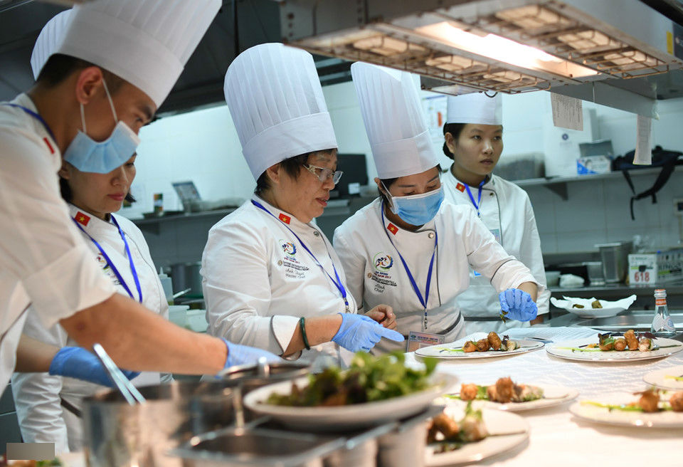 Ba mẹ con cùng nấu tiệc trưa cho các nhà lãnh đạo APEC