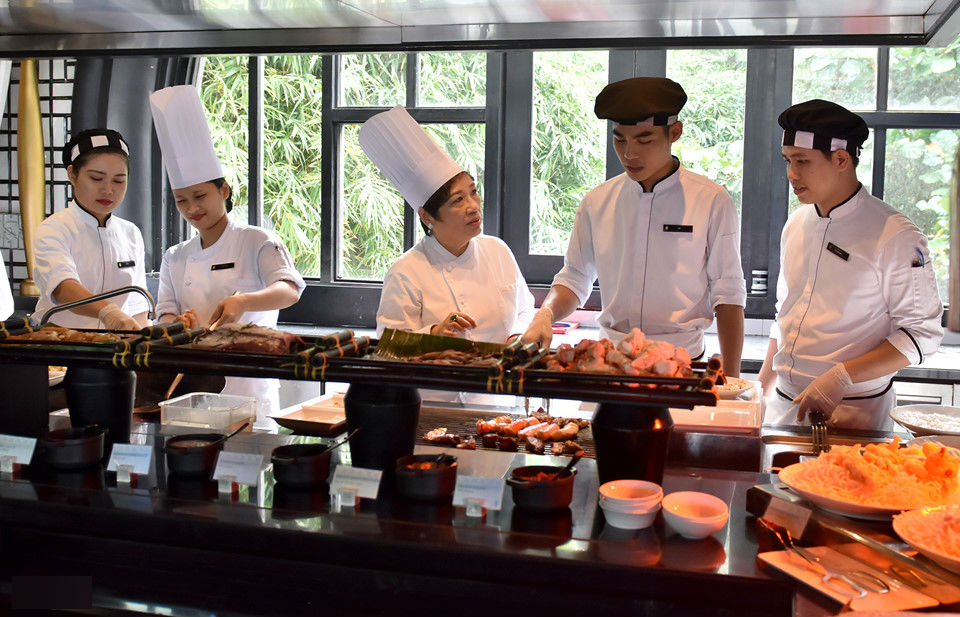 Ba mẹ con cùng nấu tiệc trưa cho các nhà lãnh đạo APEC