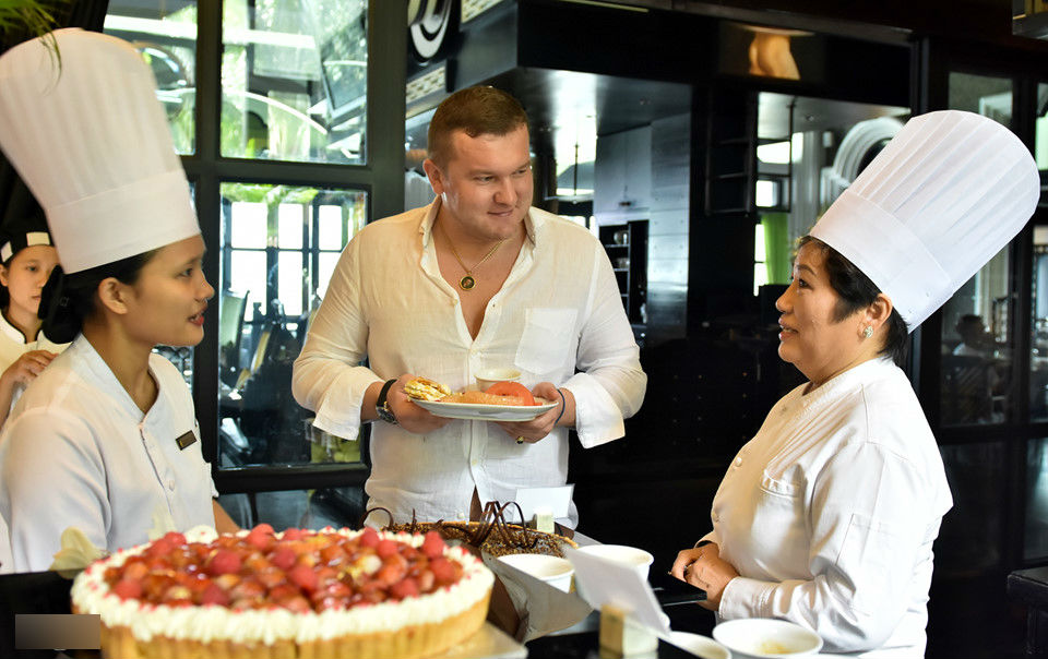 Ba mẹ con cùng nấu tiệc trưa cho các nhà lãnh đạo APEC