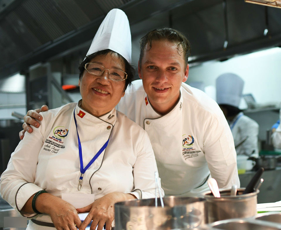 Ba mẹ con cùng nấu tiệc trưa cho các nhà lãnh đạo APEC