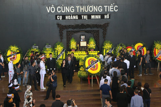 Tổng Bí thư gửi vòng hoa viếng cụ Hoàng Thị Minh Hồ