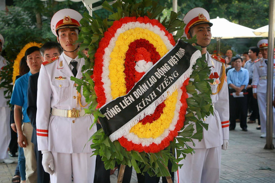 Tổng Bí thư gửi vòng hoa viếng cụ Hoàng Thị Minh Hồ