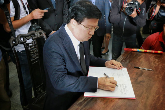 Tổng Bí thư gửi vòng hoa viếng cụ Hoàng Thị Minh Hồ