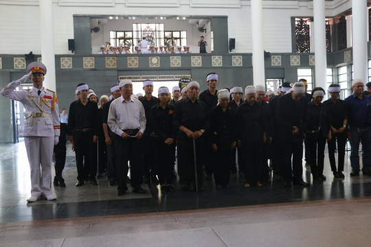 Tổng Bí thư gửi vòng hoa viếng cụ Hoàng Thị Minh Hồ