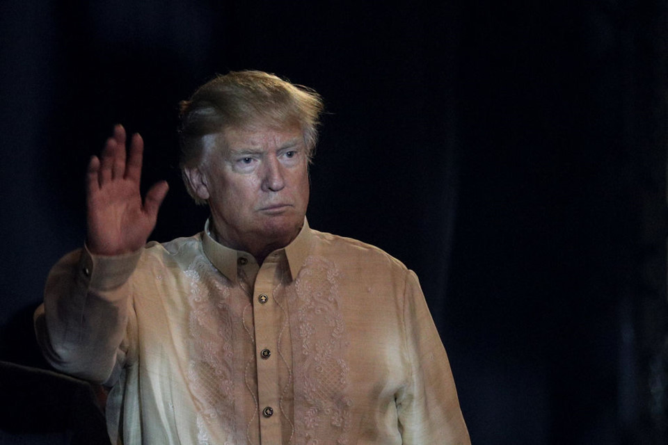 Tổng thống Trump bối rối trước màn bắt tay kiểu ASEAN