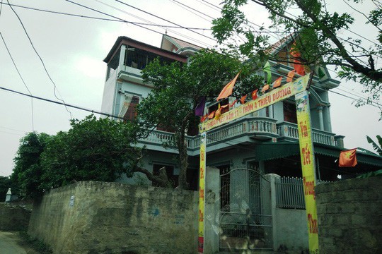 Vụ vợ bí thư thôn, vợ trưởng thôn nhận quà lũ lụt: 6 gói mì tôm phát cho dân làm 2 lần!