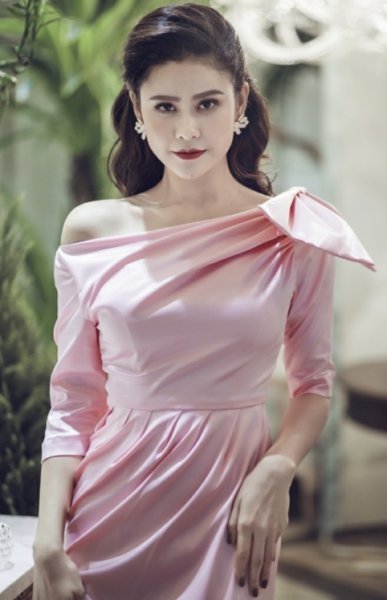 Sau lùm xùm ly hôn, mẹ một con Trương Quỳnh Anh khoe vẻ đẹp nền nã với style cổ điển