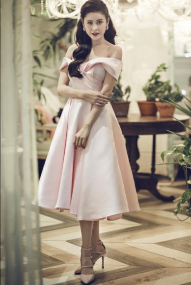 Sau lùm xùm ly hôn, mẹ một con Trương Quỳnh Anh khoe vẻ đẹp nền nã với style cổ điển