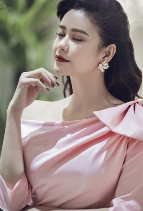 Sau lùm xùm ly hôn, mẹ một con Trương Quỳnh Anh khoe vẻ đẹp nền nã với style cổ điển