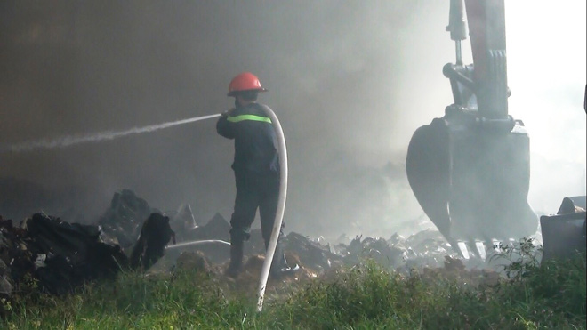 Xưởng phế liệu bốc cháy dữ dội khi chủ đang ngủ say