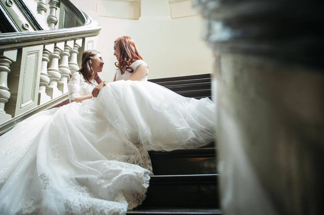 Từng là tình địch vì cùng yêu chung một cô gái, 2 cô nàng bỗng tìm hiểu, cảm thông rồi yêu nhau từ lúc nào không hay