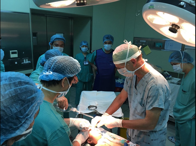 Đôi tay vàng phẫu thuật tạo hình Mỹ đến Huế mổ u quái hàm cho bệnh nhi