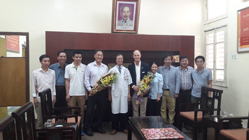 Đôi tay vàng phẫu thuật tạo hình Mỹ đến Huế mổ u quái hàm cho bệnh nhi