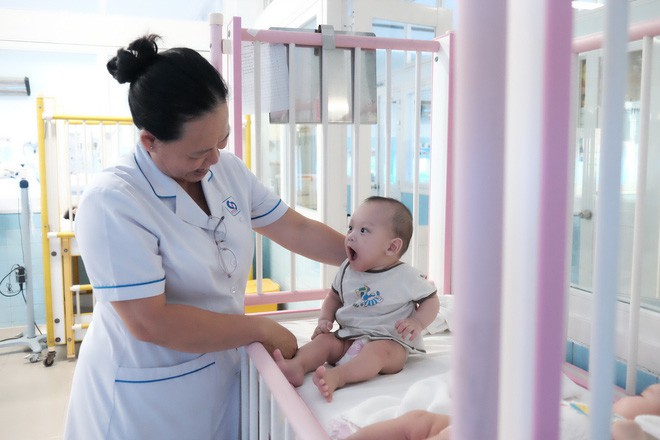 Được chăm sóc tận tình, bé trai bị vứt ở lề đường khiến kiến lửa bò đầy miệng đã bụ bẫm, khỏe mạnh