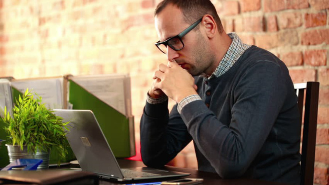 Con gái có biểu hiện kỳ lạ, ông bố bàng hoàng phát hiện điều kinh khủng mà cô bé đang giấu diếm trong iPad