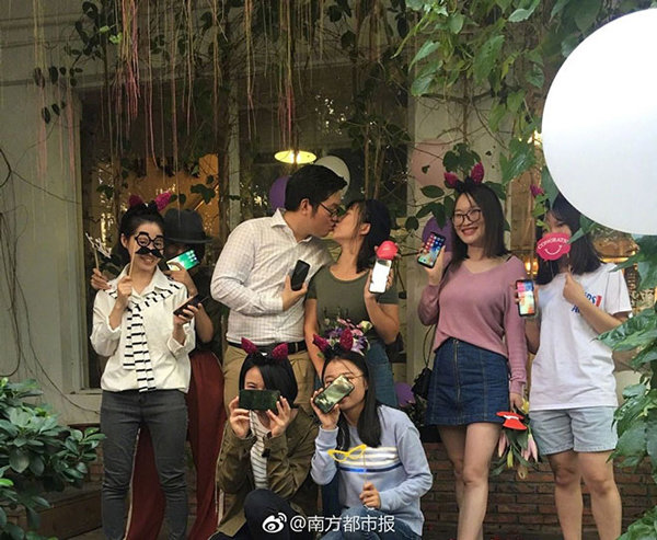 Cầu hôn hoành tráng hơn cả phim, người thì hạnh phúc, kẻ lại ngậm ngùi tiếc của Cầu hôn hoành tráng hơn cả phim, người thì hạnh phúc, kẻ lại ngậm ngùi tiếc của