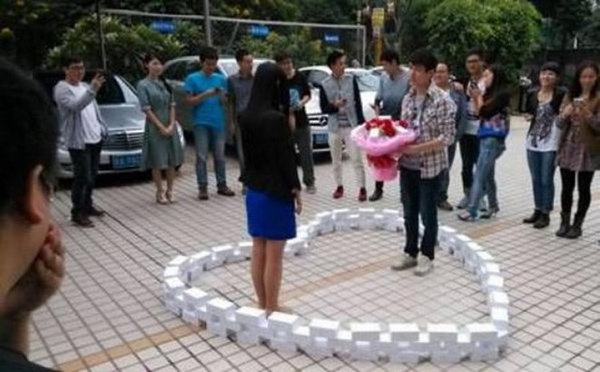 Cầu hôn hoành tráng hơn cả phim, người thì hạnh phúc, kẻ lại ngậm ngùi tiếc của Cầu hôn hoành tráng hơn cả phim, người thì hạnh phúc, kẻ lại ngậm ngùi tiếc của