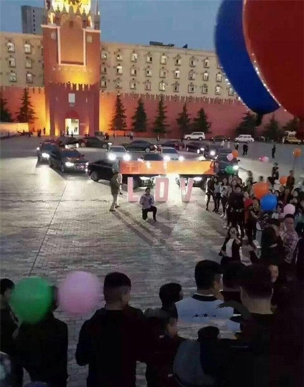 Cầu hôn hoành tráng hơn cả phim, người thì hạnh phúc, kẻ lại ngậm ngùi tiếc của Cầu hôn hoành tráng hơn cả phim, người thì hạnh phúc, kẻ lại ngậm ngùi tiếc của