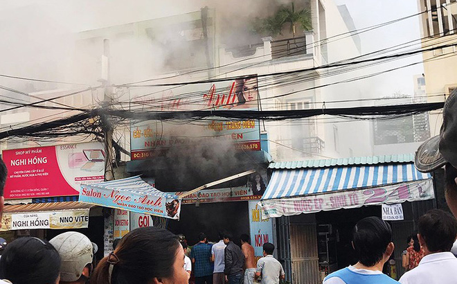 Cháy ở quận 7, chủ nhà kêu gào nhờ cảnh sát vào cứu con