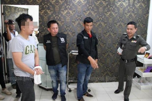 Cô gái chuyển giới chết sau khi nâng ngực