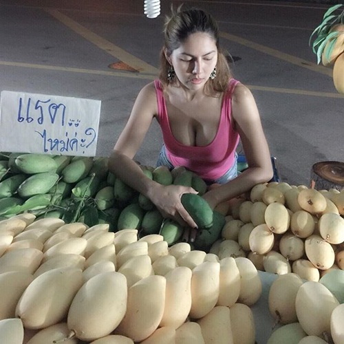 Cô gái bán xoài gây sốt vì vòng một quá khủng Cô gái bán xoài gây sốt vì vòng một quá khủng
