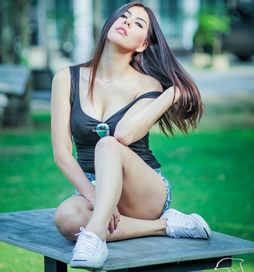 Cô gái bán xoài gây sốt vì vòng một quá khủng Cô gái bán xoài gây sốt vì vòng một quá khủng