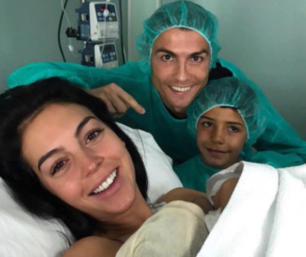 Cristiano Ronaldo chào đón đứa con thứ 4