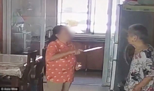 Cụ bà 93 tuổi bị giúp việc đánh đập, cầm dao thái thịt dọa nạt