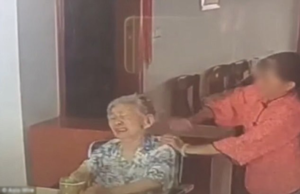 Cụ bà 93 tuổi bị giúp việc đánh đập, cầm dao thái thịt dọa nạt