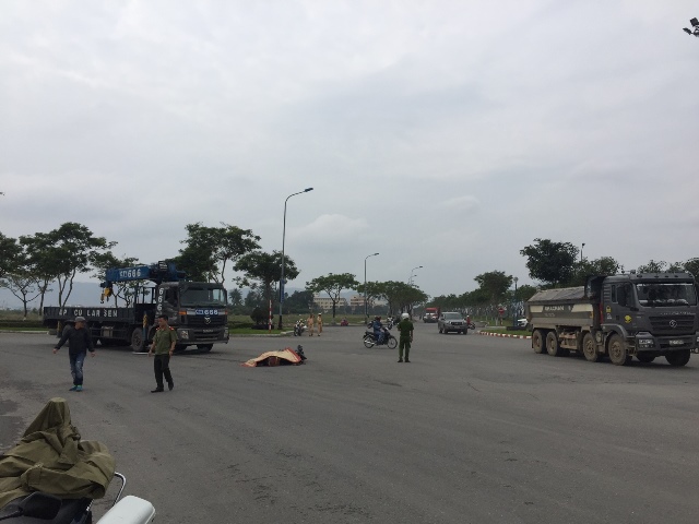 Lãnh đạo Đà Nẵng ngồi trong ô tô vẫn không dám đi gần xe ben