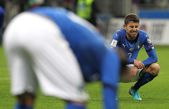 Buffon bật khóc, cầu thủ Italy ngã gục sau thất bại