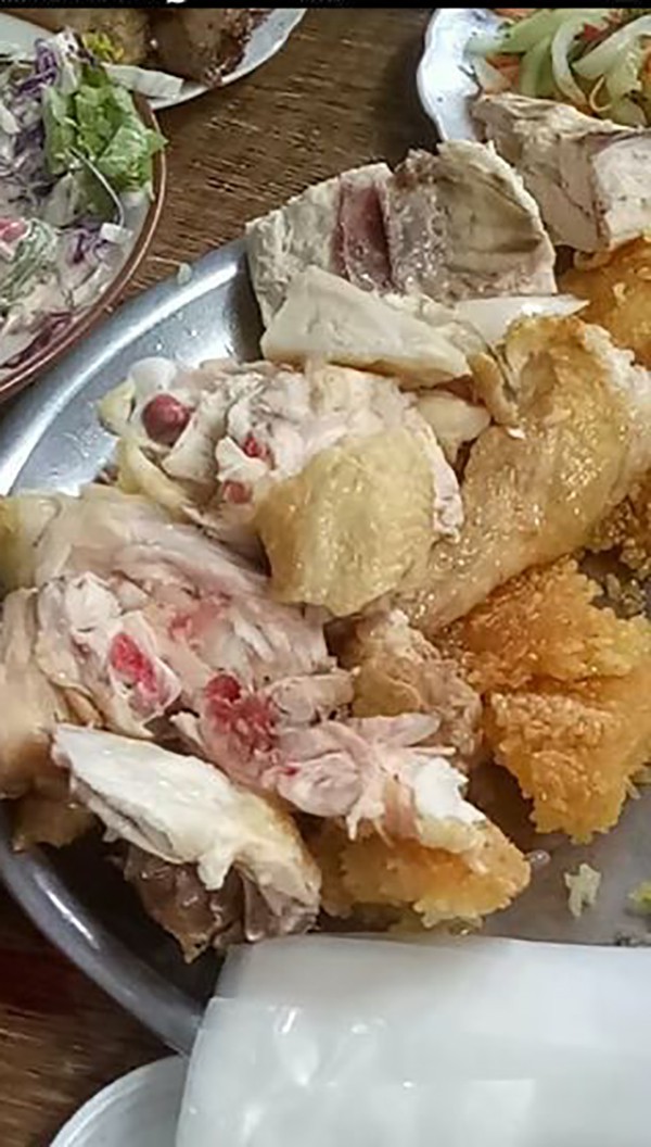 Bỏ gần triệu mua gà không lối thoát trên mạng, bà nội trợ rước về gà sống nhăn