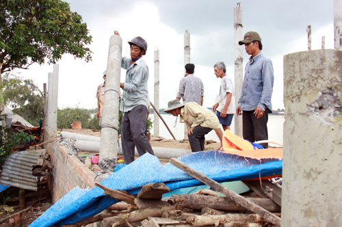 Bốn căn nhà trên cồn trôi xuống sông Cổ Chiên